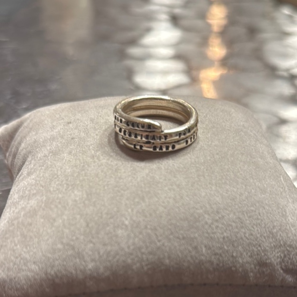 Bague en argent de Serge Thoraval avec un poème de Paul Eluard